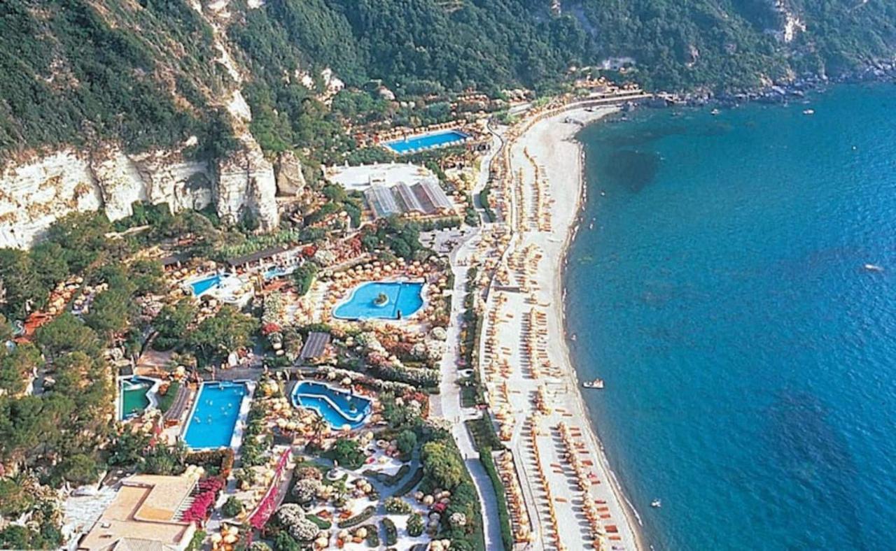Appartamenti Su Piazza Matteotti Forio Centralissimi Luaran gambar